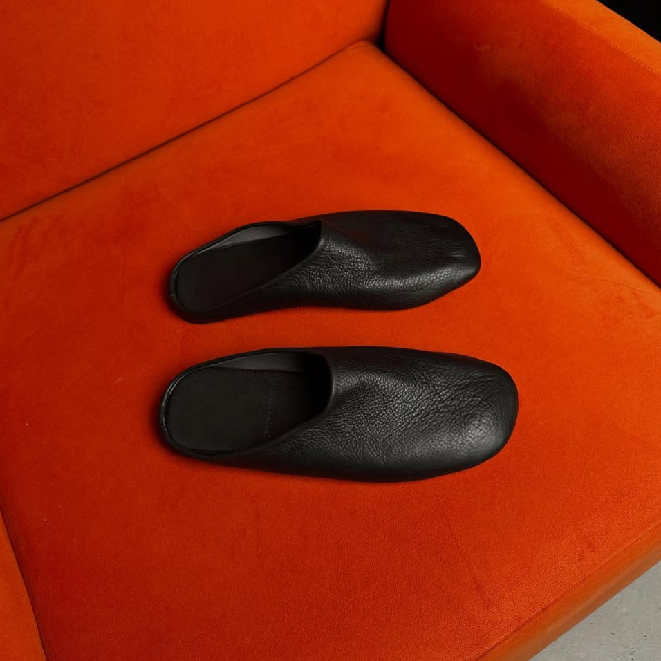 Noir Luxe Leather Slide – Sculpted Minimalism