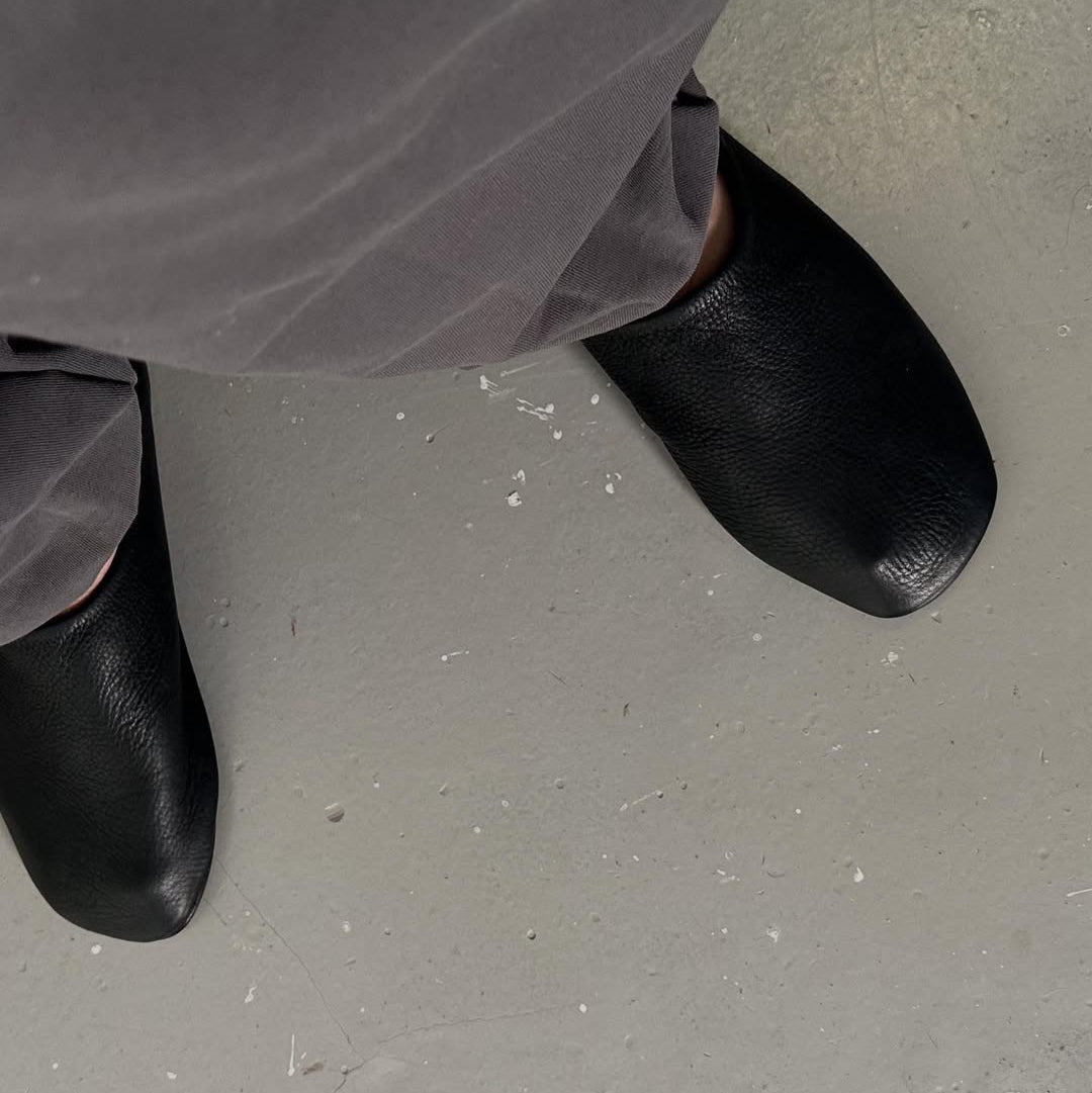 Noir Luxe Leather Slide – Sculpted Minimalism