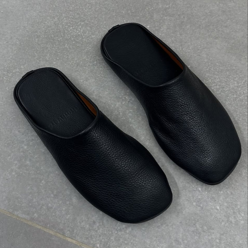 Noir Luxe Leather Slide – Sculpted Minimalism