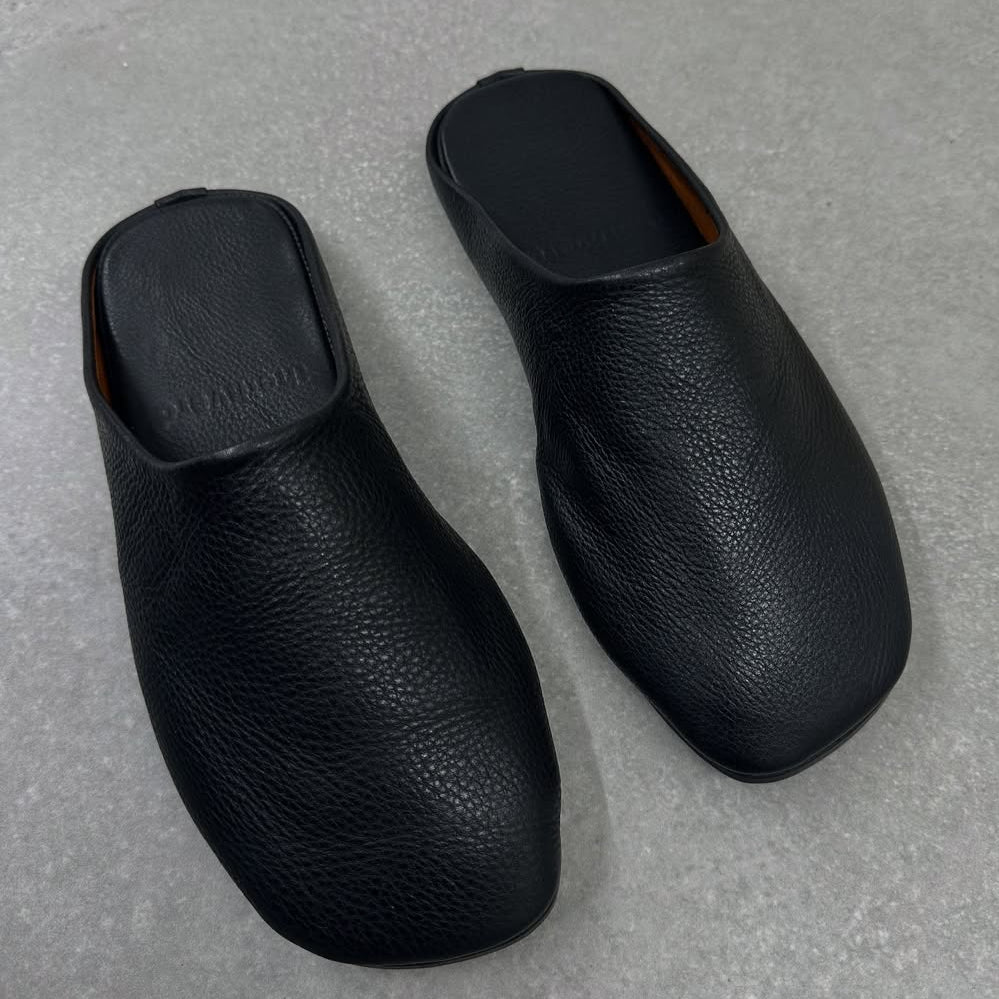 Noir Luxe Leather Slide – Sculpted Minimalism