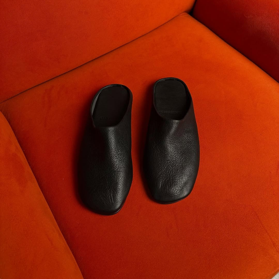 Noir Luxe Leather Slide – Sculpted Minimalism