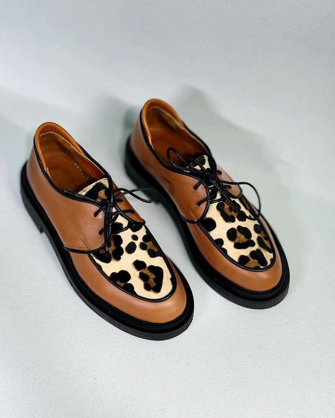 Contrast color round toe derby shoes