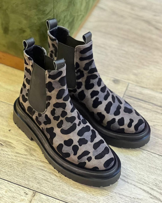 Leopard print Chelsea boots
