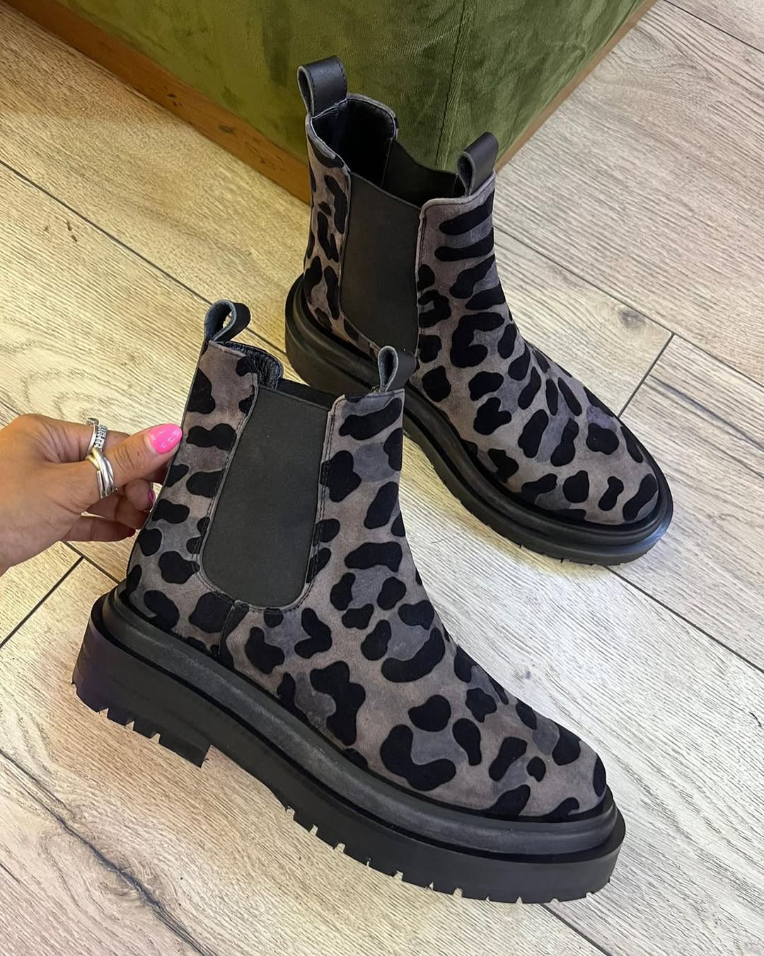 Leopard print Chelsea boots