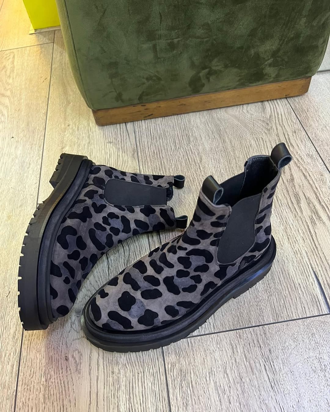 Leopard print Chelsea boots