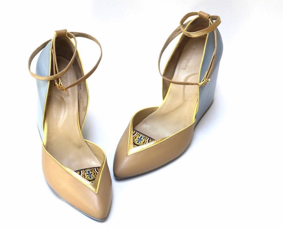 Contrast color pointed high heels