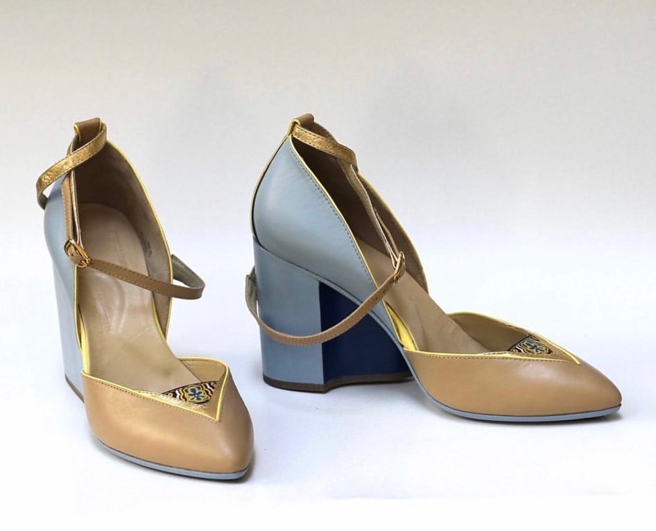 Contrast color pointed high heels