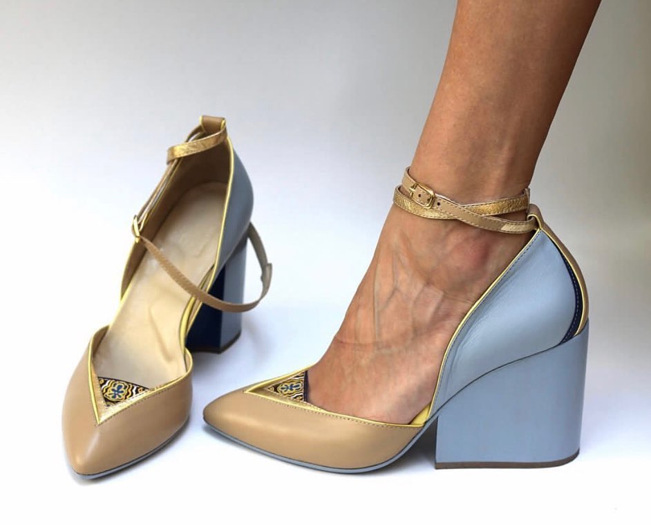 Contrast color pointed high heels