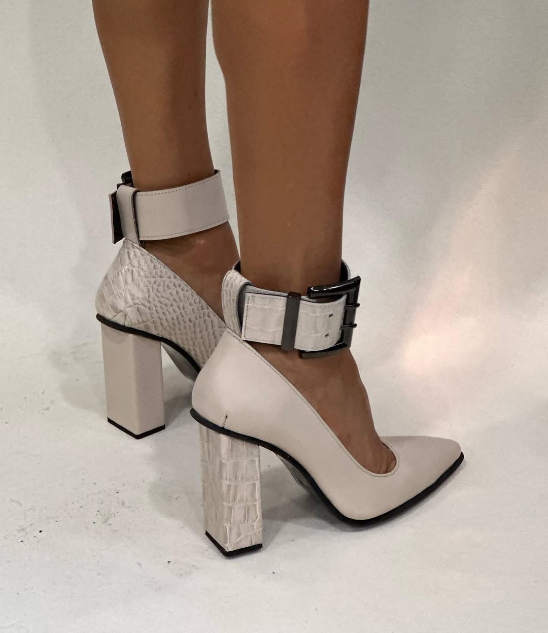 Buckle Strap Pointed