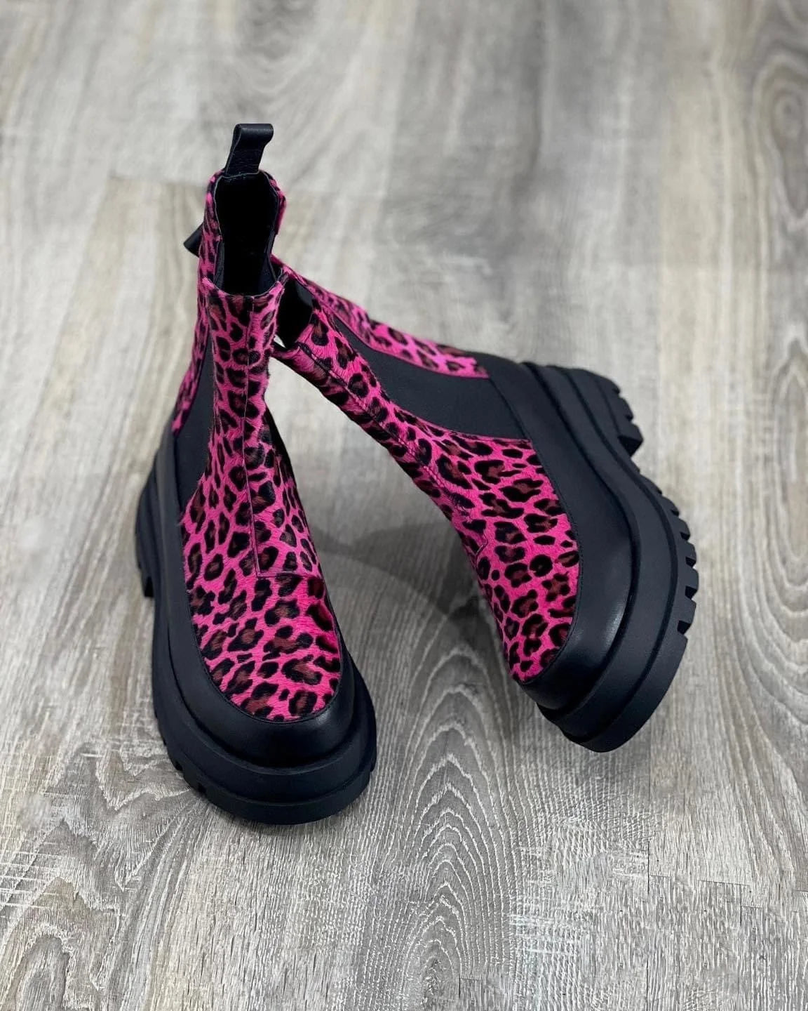 Leopard print Chelsea boots